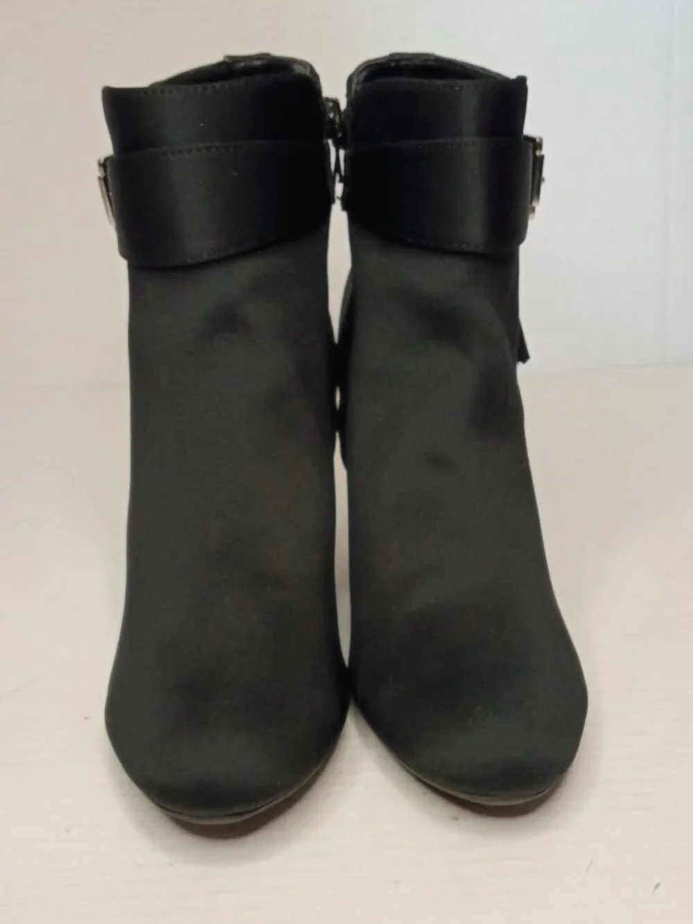 Unisa Unrowen Black Ankle Booties Block Heel Boots Women's Size 9.5M